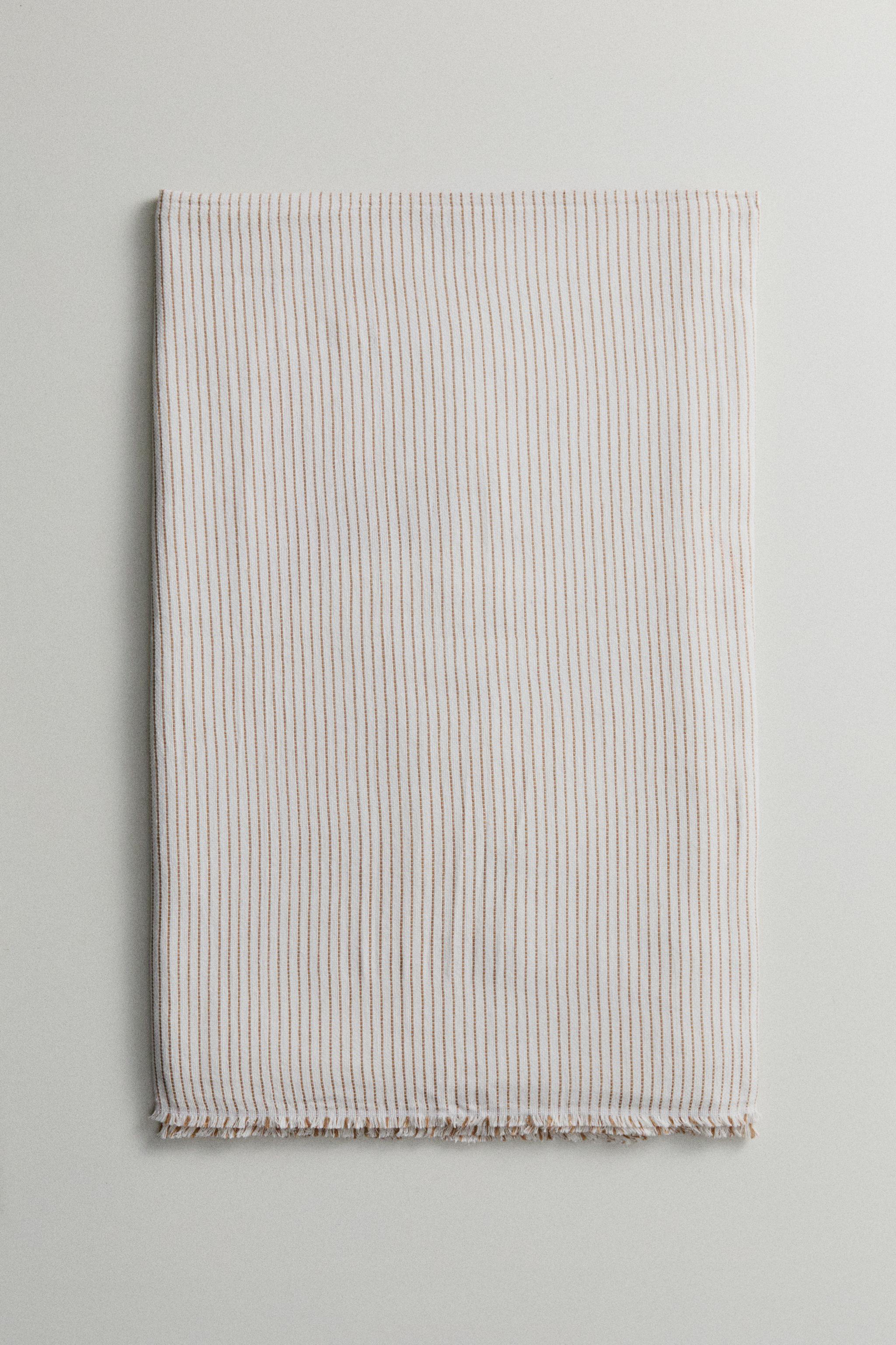 COUVERTURE MULTIFONCTION RAYURES